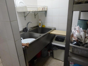 Inspektoři zavřeli asijskou restauraci v Liberci, kde myli nádobí bez teplé vody