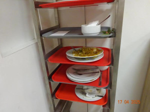 Inspektoři zavřeli asijskou restauraci v Liberci, kde myli nádobí bez teplé vody