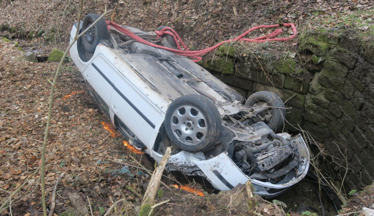 Takto skončil vůz zadrženého 33letého muže v březnu, kdy se snažil ujet policistům v oblasti Frýdštejna.