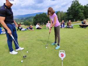Nadupané příměšťáky bez mobilu frčí
