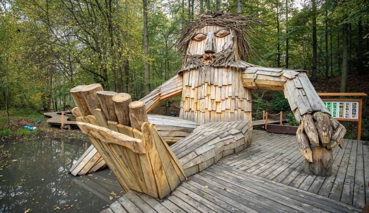 V Bělském lese se rodí obryně. V novém parku nechybí labyrint a okřídlená stonožka