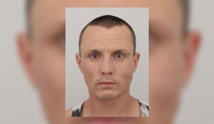 Podvodník si přišel na stovky tisíc, pátrá po něm policie