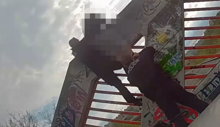 VIDEO: Kvůli selfíčku vylezl na tubus metra. Zpátky mu museli pomoci strážníci