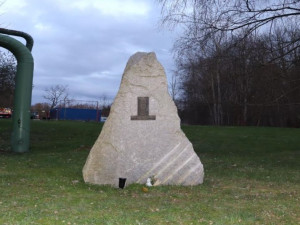 Policie hledá svědky poškození pomníku dětským obětem holokaustu na Kunratické