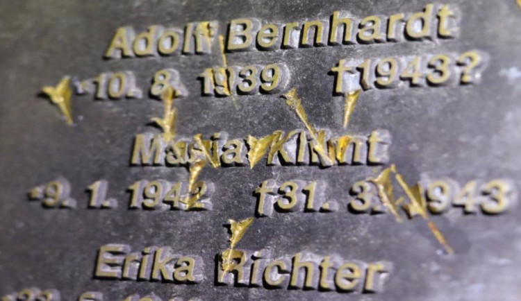 Policie hledá svědky poškození pomníku dětským obětem holokaustu na Kunratické