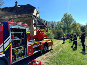 Hrádečtí hasiči zachraňovali poštolku lapenou v jutovině na kraji střechy