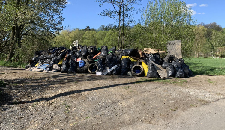 Při úklidu Smědé ve Višňové našli dobrovolníci i malou loď či popelnici