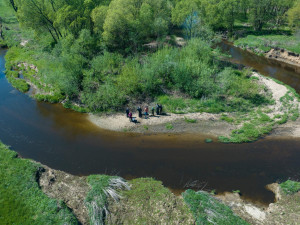 Při úklidu Smědé ve Višňové našli dobrovolníci i malou loď či popelnici