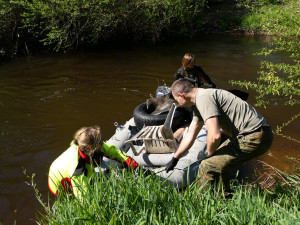 Při úklidu Smědé ve Višňové našli dobrovolníci i malou loď či popelnici