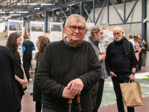 Profesor Jiří Suchomel ve fakultním Ateliéru Karla Hubáčka. Foto: Adam Pluhař