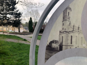 U místa, kde až do roku 1976 stával evangelický kostel, je dnes naučná tabule. Foto: David Pluhař