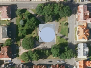 Ideové umístění kostela. Hlavní vstup je přístupný stávajícími parkovými cestami z horní hrany náměstí od ulice Boženy Němcové. Vizualizace: Jiří Suchomel