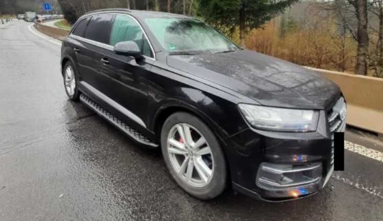 Cizinec v kradené Audi Q7 ujel 700 km, zastavil ho policejní zátaras u Jablonce