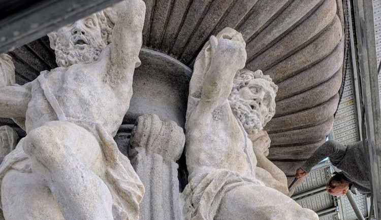 Rekonstrukce Samsonovy kašny je hotová. Lešení zmizí za dva dny