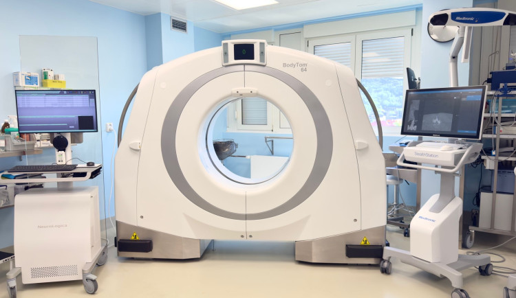 Nový CT skener v liberecké nemocnici zrychlí a zpřesní operace mozku a páteře