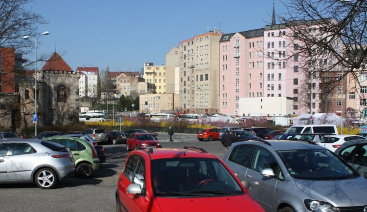 Parkování v Jablonci nad Nisou zůstane ještě zdarma, platit se bude až od června