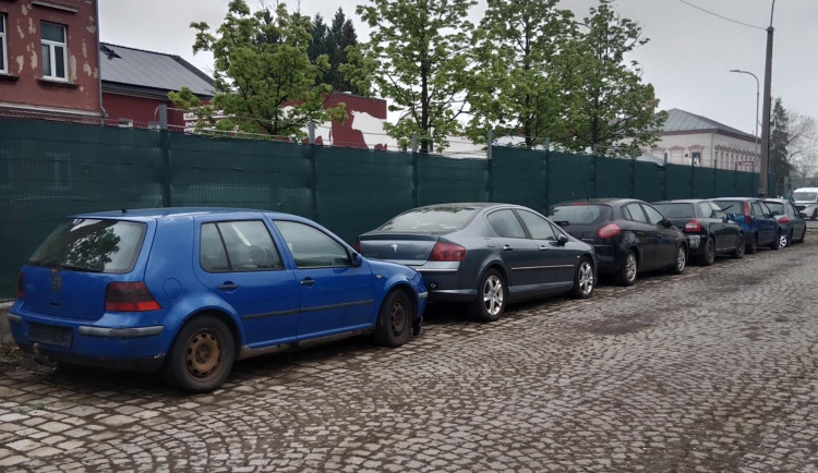 V Novém Boru odtáhli osm autovraků, když se majitelé neozvou, půjdou do dražby