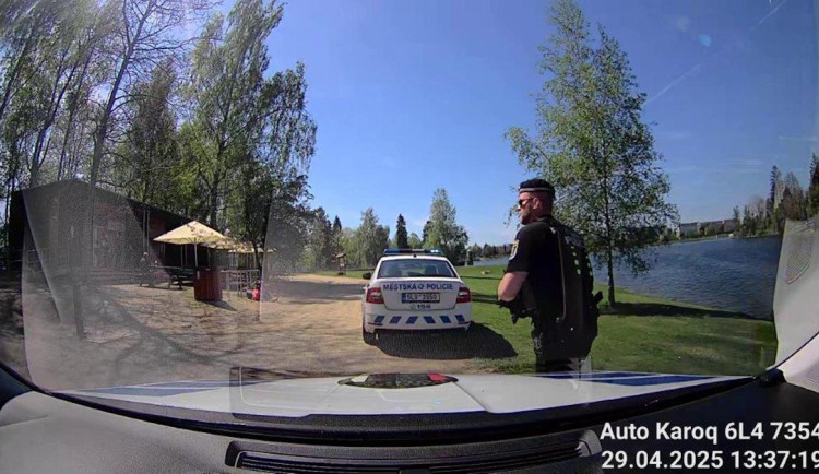 Muž na jablonecké přehradě hrozil nožem. Jedl jsem s ním jogurt, bránil se