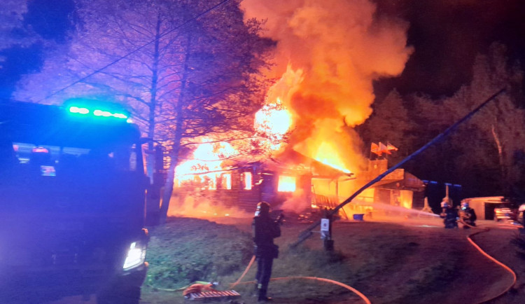 Noční požár mobilheimu v Maršovicích. Záchranáři ošetřili jednoho člověka