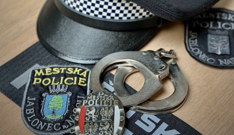 Bitka jež se nestala i muž zaseklý v okně sklepa. Jablonečtí strážníci zasahovali