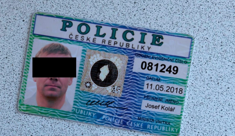 Falešný průkaz policisty, kterým se podvodníci snaží přesvědčit své oběti k převodu peněz