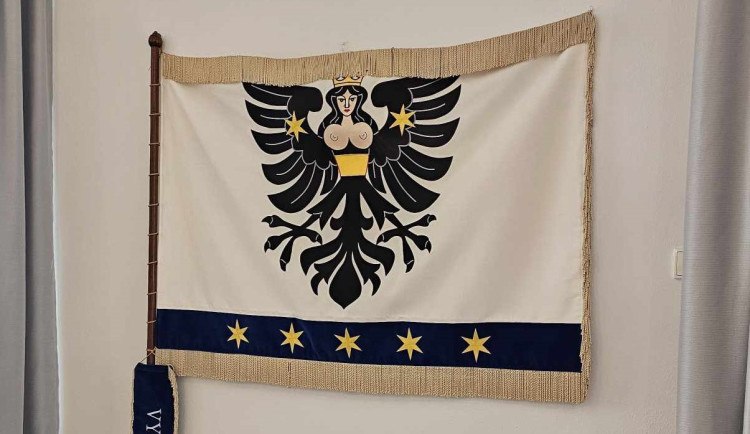 Heraldické znaky odrážejí historii a identitu obcí. Co prozrazují symboly jako harpyje, lev nebo vážka?