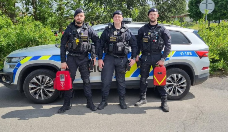 Šlo o životy a oni obstáli. Tři policisté z České Lípy poskytli profi pomoc