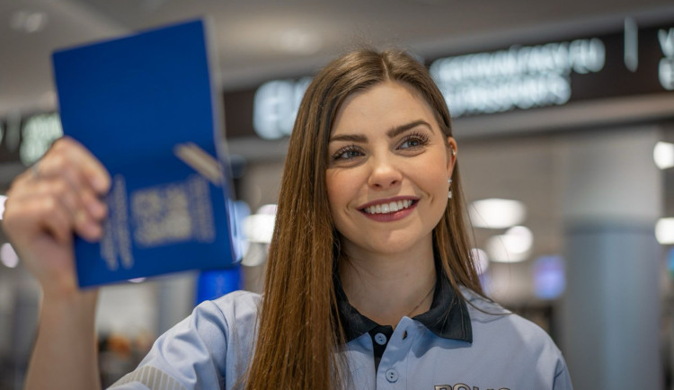 Razítko, které mění životy. Na letišti se neodehrávají jen přílety, ale i příběhy