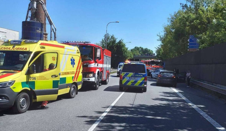 Na obchvatu Slavkova se srazil autobus s autem, řidič auta je těžce zraněný