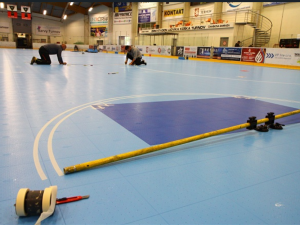 Turnovský zimák nově v provozu i v létě. Led nahradil povrch pro sálové sporty