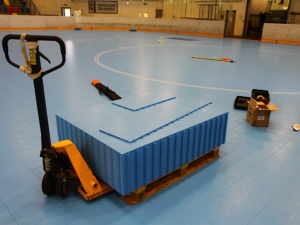 Turnovský zimák nově v provozu i v létě. Led nahradil povrch pro sálové sporty