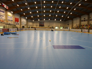 Turnovský zimák nově v provozu i v létě. Led nahradil povrch pro sálové sporty