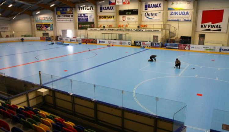 Turnovský zimák je nově v provozu i v létě. Led nahradil povrch pro sálové sporty