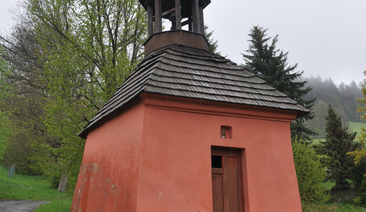 Kaple, kříž i boží muka. Památkový fond Libereckého kraje doplnily tři sakrální památky
