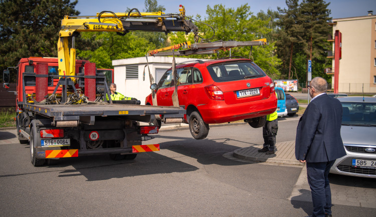 Frýdek-Místek přitvrzuje v boji s autovraky. Chystá dražby a má nové odstavné místo