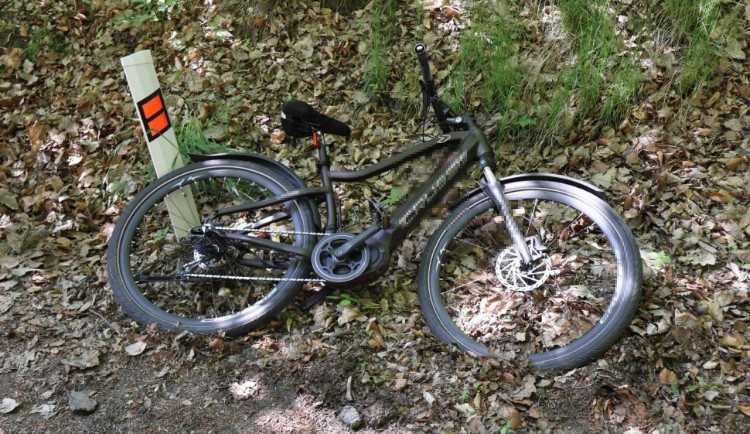 Senior na elektrokole nezvládl sjezd a havaroval. Do nemocnice ho transportoval vrtulník