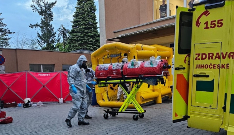 Muž s vysoce nebezpečnou nemocí je stabilizovaný. Hygienici již vypátrali všechny, které mohl nakazit