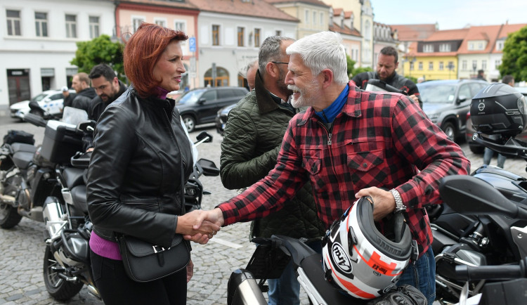 V České Lípě odhalili plastiku legendárního závodníka Václava Vondřicha.