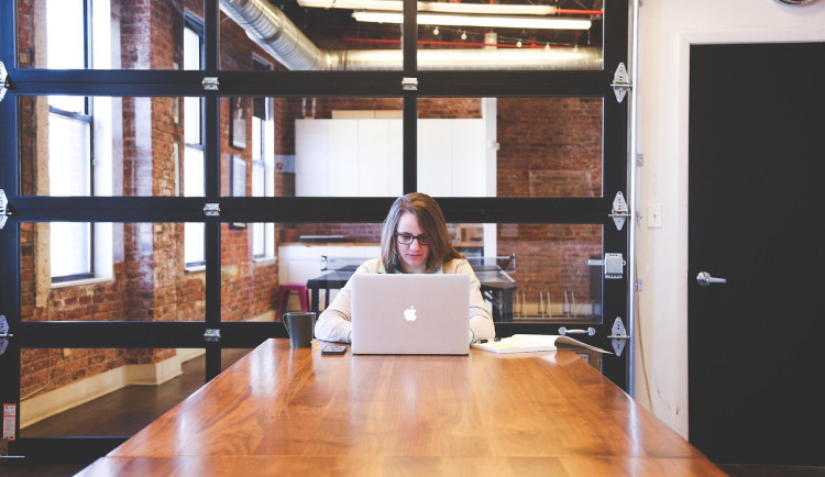 Nezaměstnanost v Česku dál klesá, nejvíce ve Středočeském kraji