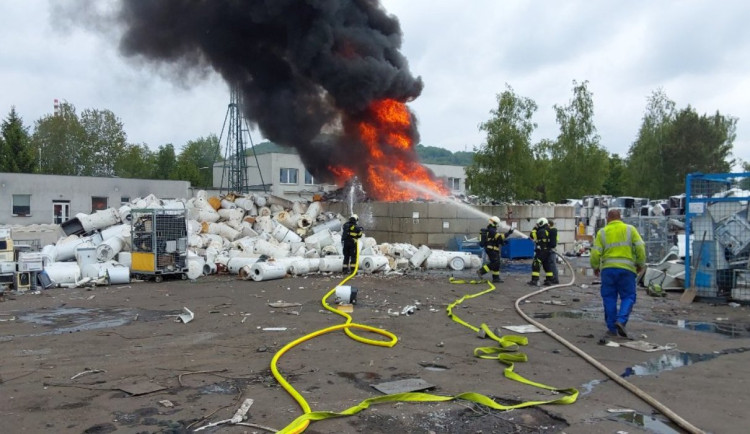 Ve Stráži pod Ralskem hoří odpad v průmyslovém objektu, zasahují hasiči
