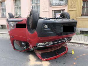 Srážka v Jablonci. Dodávka nedostala přednost a skončila na střeše