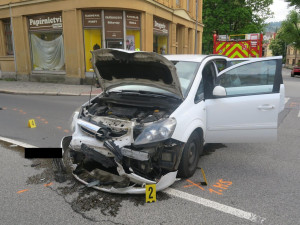 Srážka v Jablonci. Dodávka nedostala přednost a skončila na střeše