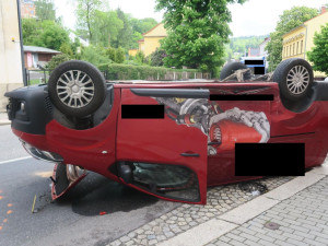 Srážka v Jablonci. Dodávka nedostala přednost a skončila na střeše