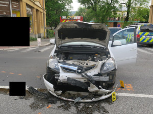 Srážka v Jablonci. Dodávka nedostala přednost a skončila na střeše