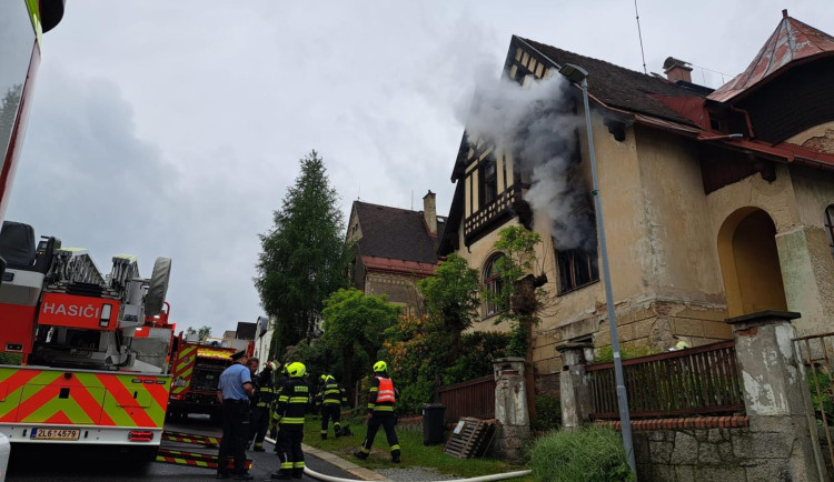 Požár, při němž v Jablonci zemřela seniorka, zavinila asi technická závada