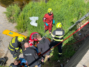 Ve Frýdlantě spadl do řeky mladý muž, do nemocnice ho transportoval vrtulník