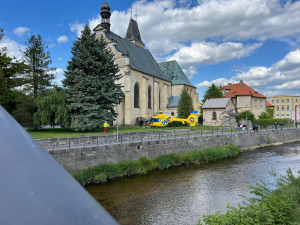 Ve Frýdlantě spadl do řeky mladý muž, do nemocnice ho transportoval vrtulník