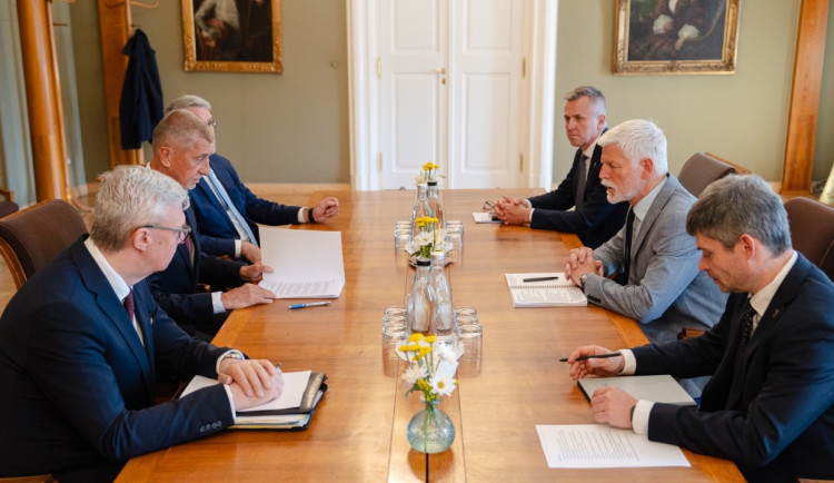 KOMENTÁŘ: Pavel a jeho zdvižený prst. Vláda není pro zpochybňovače EU a NATO