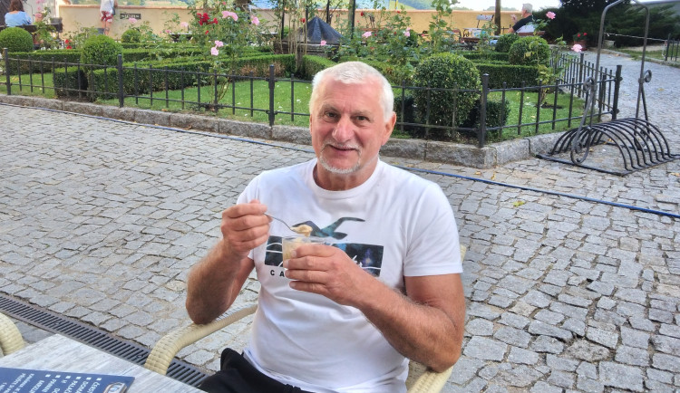 Zdeněk celý život pomáhal dětem, teď bojuje s nádorem mozku. Pomůže jen inovativní léčba