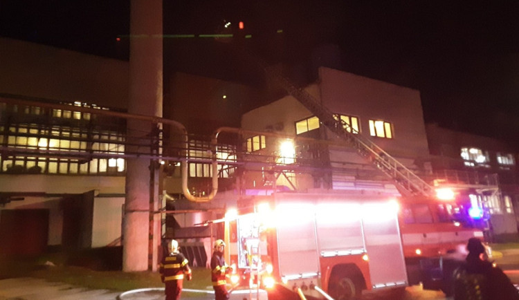 V noci hořelo ve světelských sklárnách, půlmilionová škoda vznikla kvůli prachu